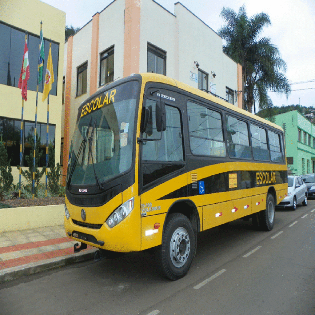 Ouro cumpre as metas educacionais e recebe um ônibus do MEC
