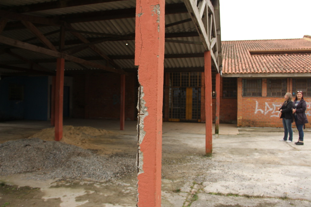 Cobertura com risco de desabamento gera transtornos em escola