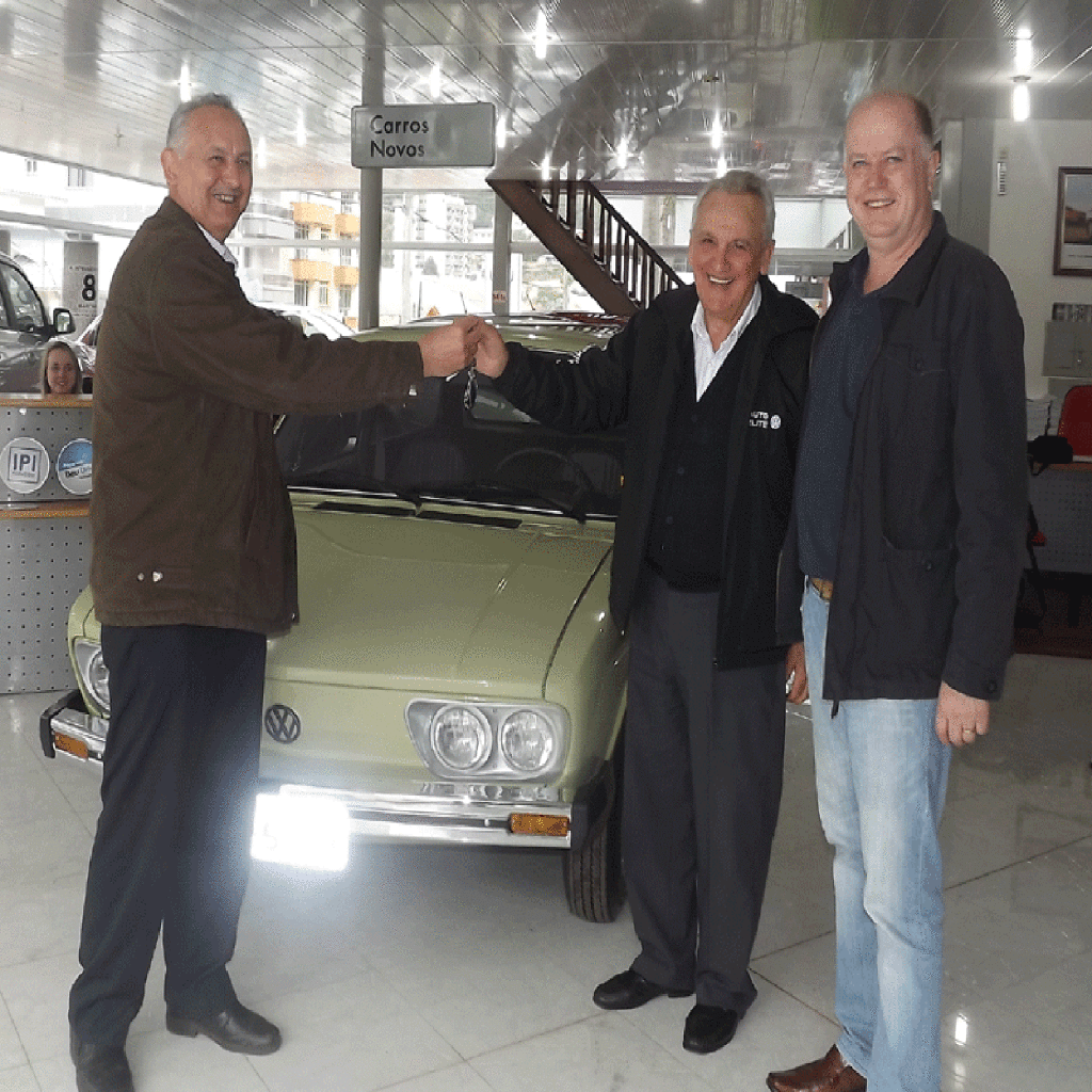 Um carro do velho em estado de novo