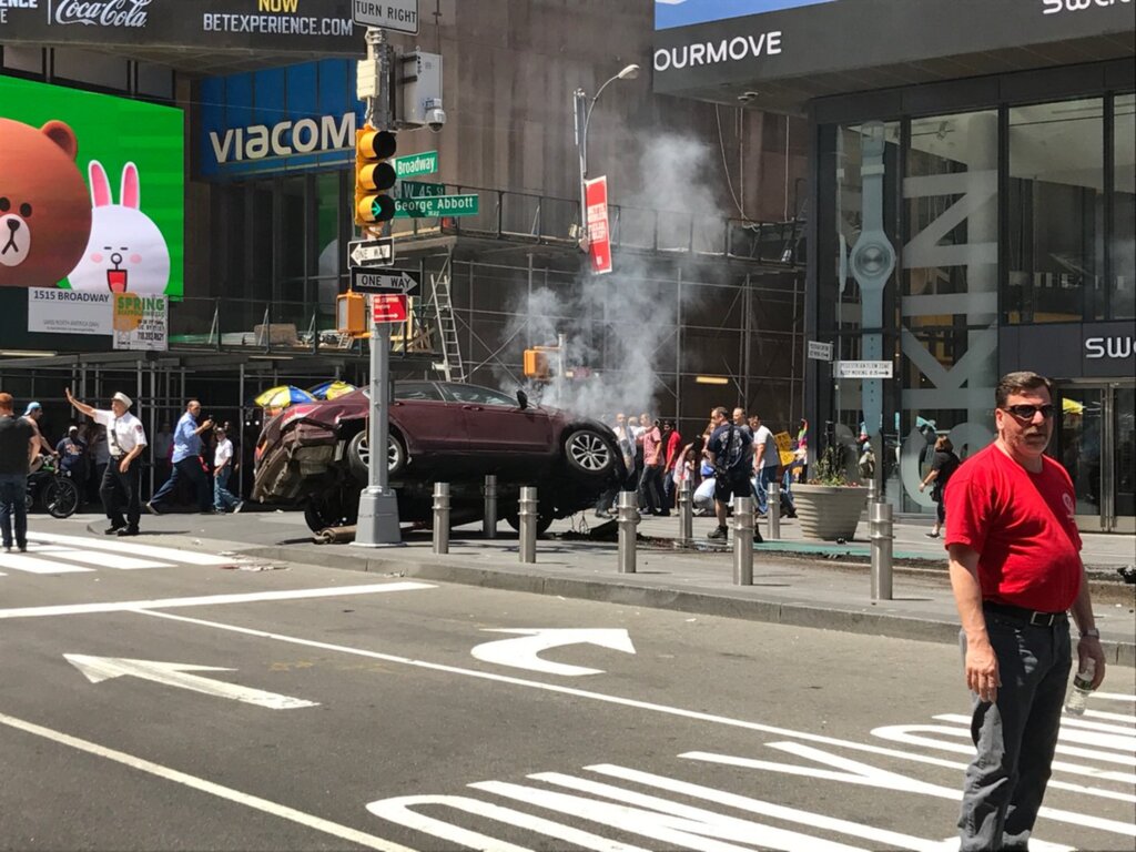 Carro em alta velocidade atropela dezenas de pessoas na Times Square