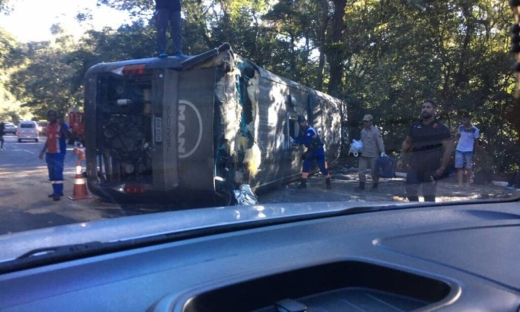 Ônibus do Vasco tomba na Serra do Rio de Janeiro