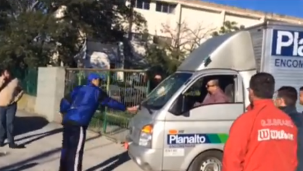 Caminhonete da Planalto é apedrejada ao tentar sair da empresa