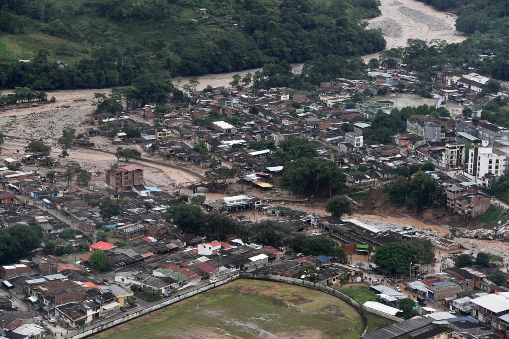 Equipes de resgate retomam buscas após avalanche de lama na Colômbia