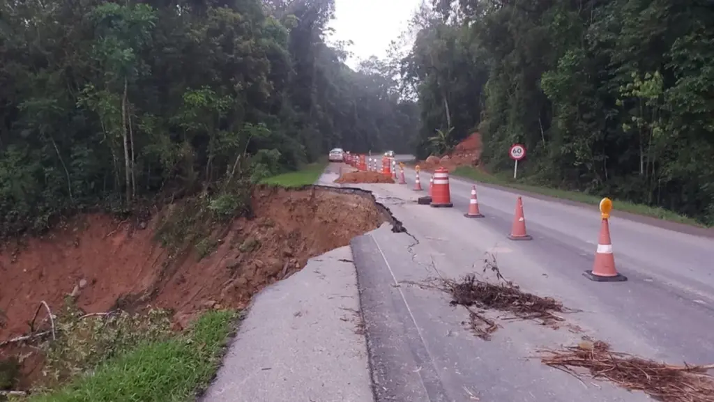 Rodovias de SC seguem bloqueadas devido às fortes chuvas; veja rotas alternativas