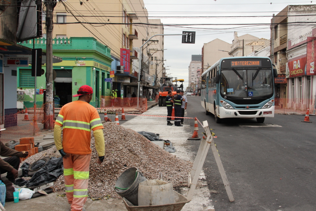 Ônibus e passageiros retornam à rua General Osório