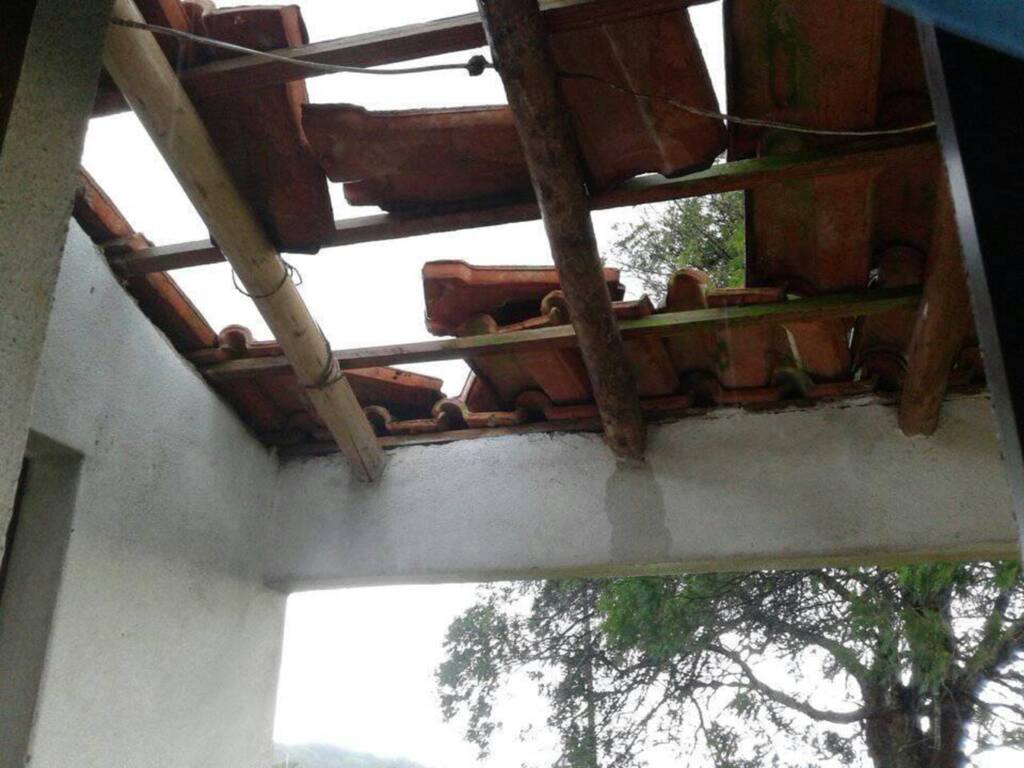 Galpão fica destelhado após temporal na Região Sul