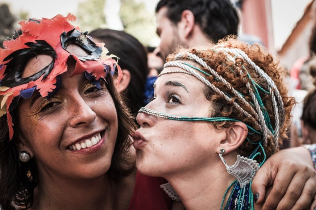 Campanha estimula união de mulheres contra assédio no carnaval