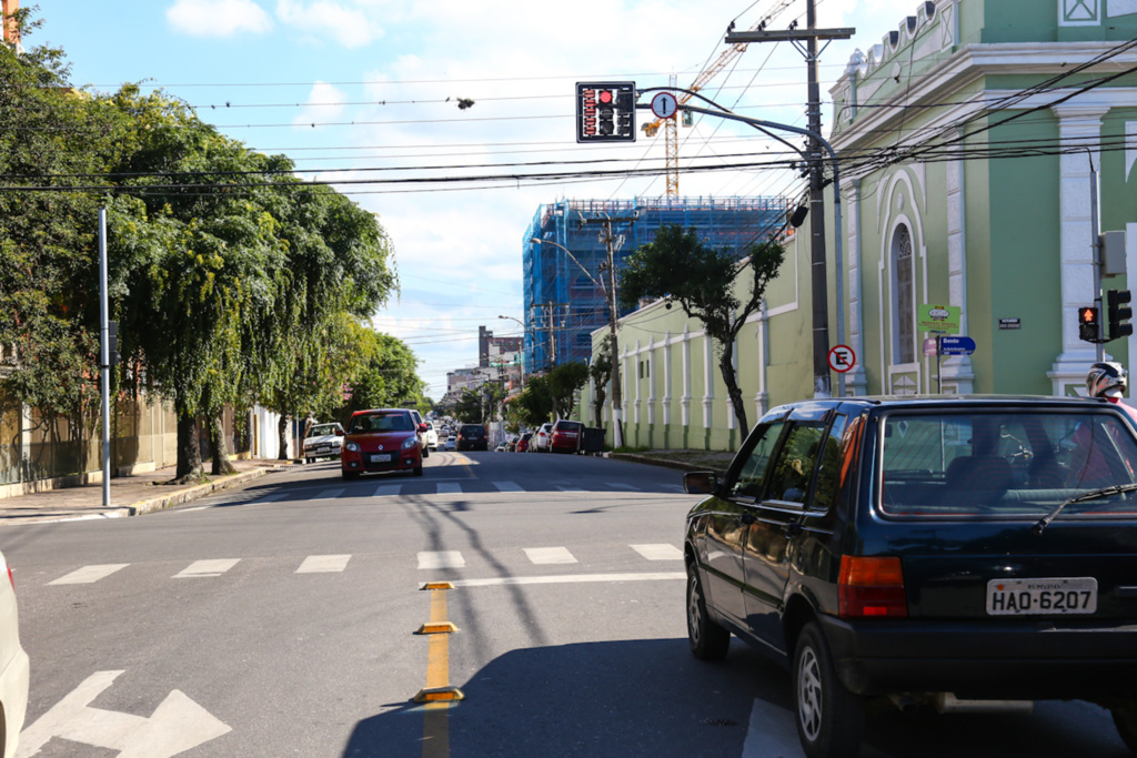 Prefeitura coloca mais um tempo no semáforo da Bento com Barroso