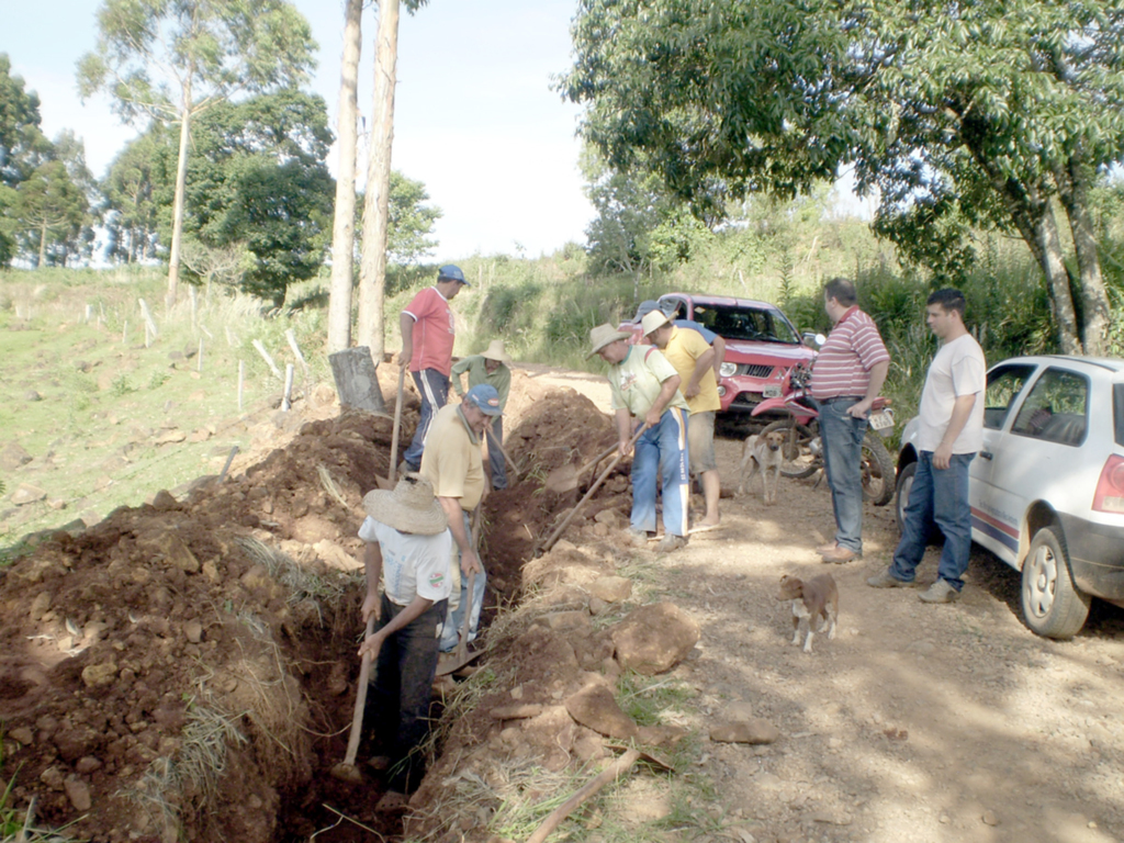 REDES DE DISTRIBUIÇÃO DE ÁGUA BENEFICIAM MAIS DE 20 FAMÍLIAS EM PIRATUBA