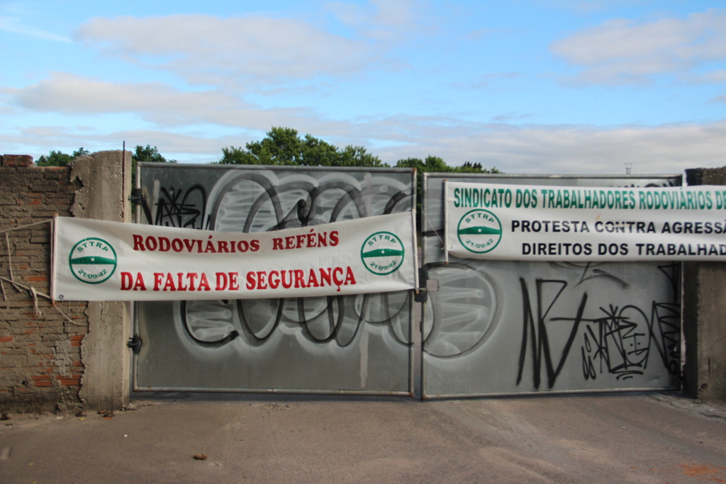 Protesto dos rodoviários fecha terminal de estacionamento dos ônibus em Pelotas