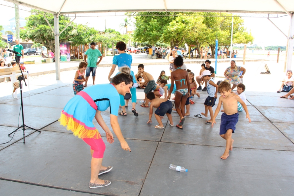 Projeto Tarde em Família movimenta sábado na praia