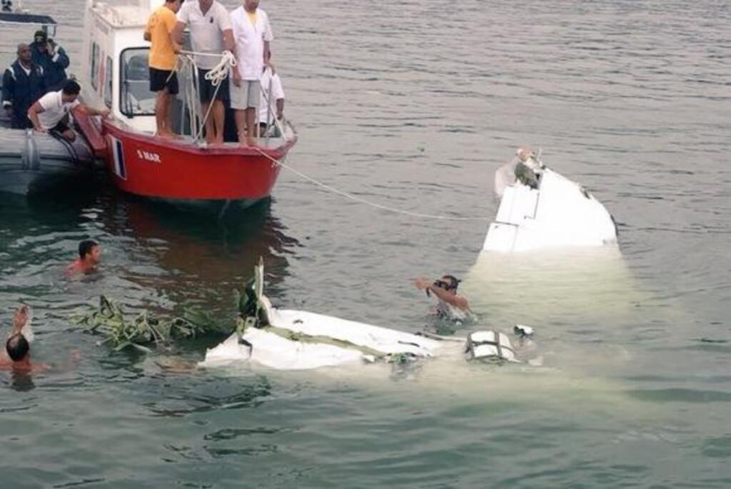 Marinha aprova plano de retirada de avião do mar de Paraty