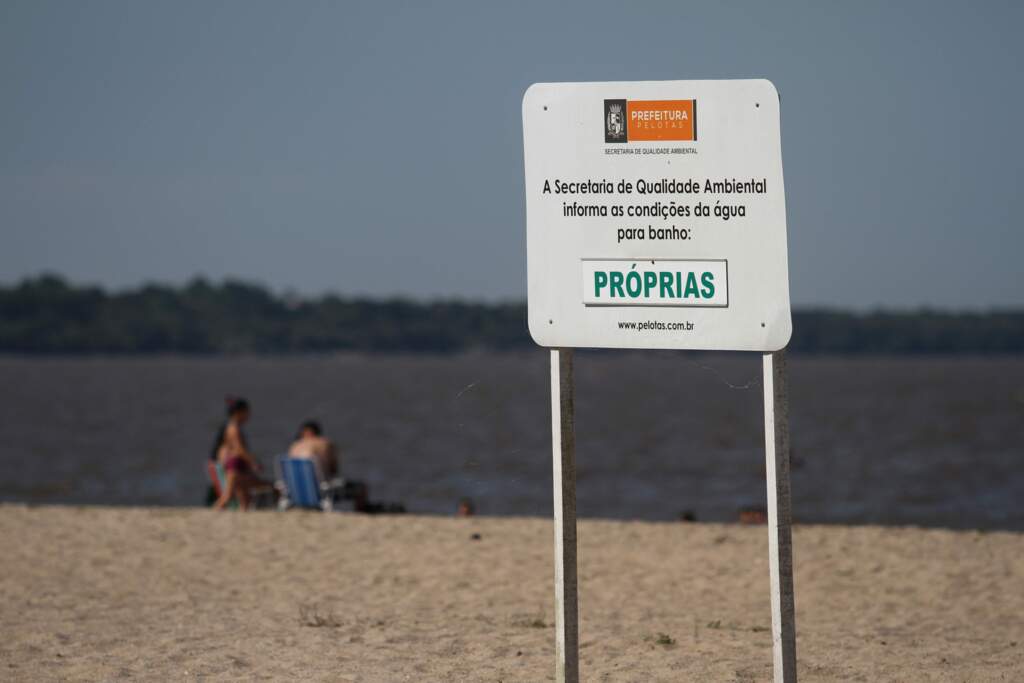 Praia tem primeiro ponto liberado para banho neste verão em Pelotas