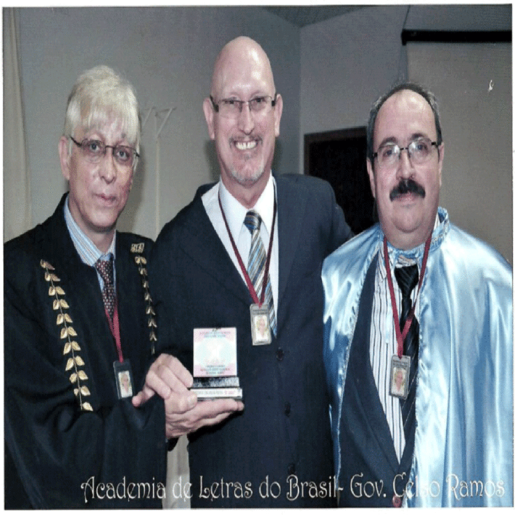 RIQUETTI RECEBE PRÊMIO LITERÁRIO