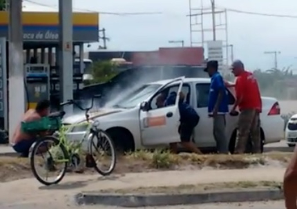 Carro da prefeitura de Pelotas tem princípio de incêndio na avenida Fernando Osório