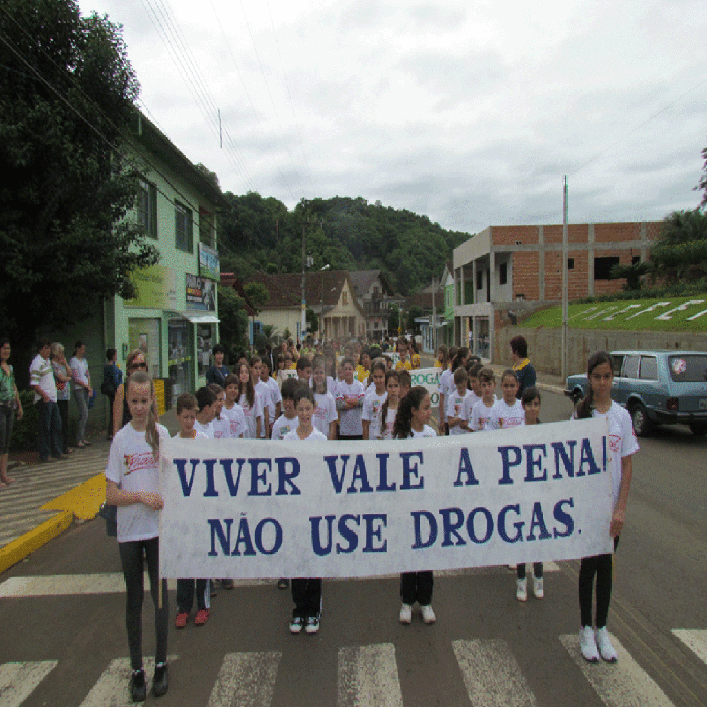 ADMINISTRAÇÃO MUNICIPAL DE IPIRA REALIZA CAMINHADA VERDE E AMARELA