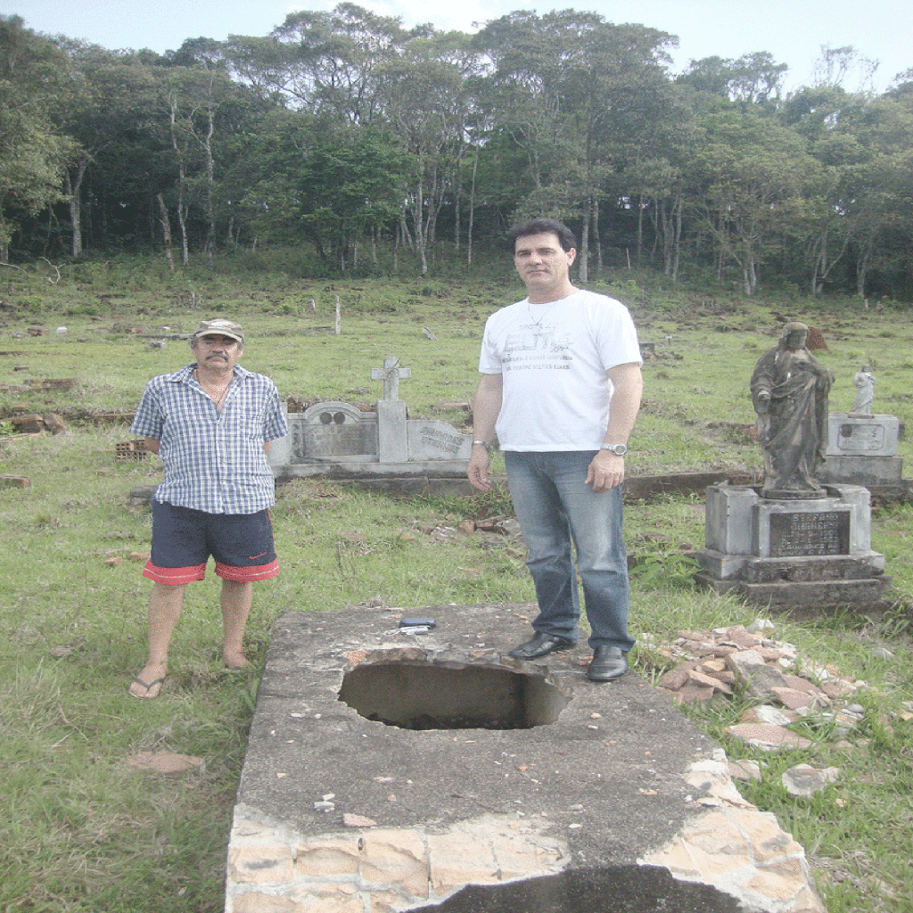 CEMITÉRIO NO INTERIOR DE CAPINZAL SERVE DE PASTAGEM PARA O GADO