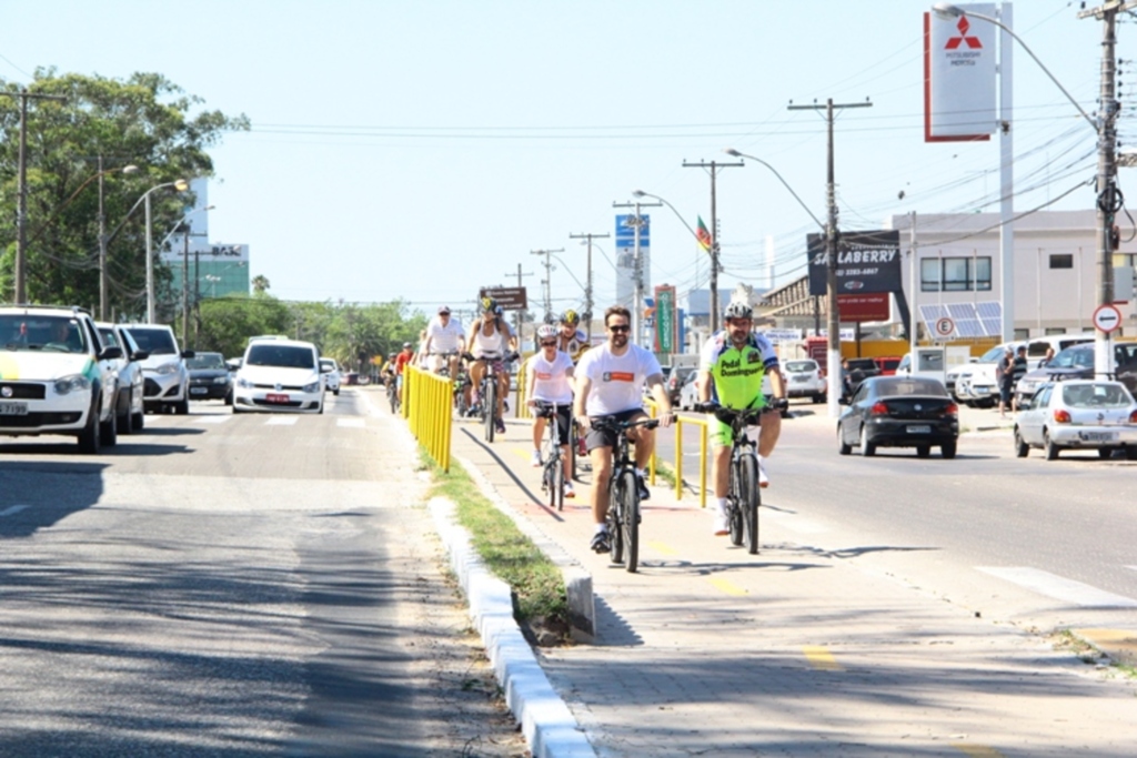 Eduardo e Paula reinauguram ciclovia com passeio