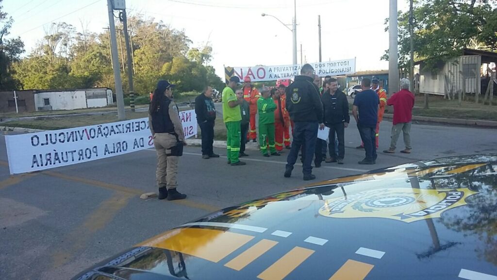 Em dia de paralisação nacional, portuários bloqueiam quatro pontos da BR-392