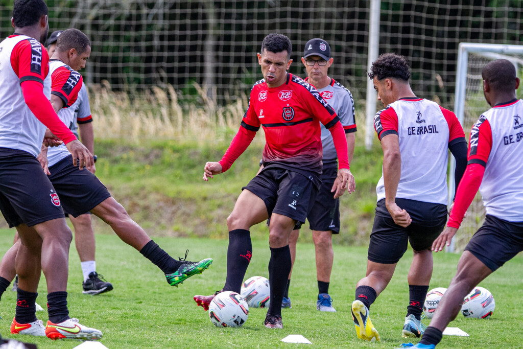 Foto: Italo Santos - GEB - Além do meio-campista, outros 16 jogadores treinam sob comando de Rogério Zimmermann na Arena Marini, onde o Xavante realiza a pré-temporada