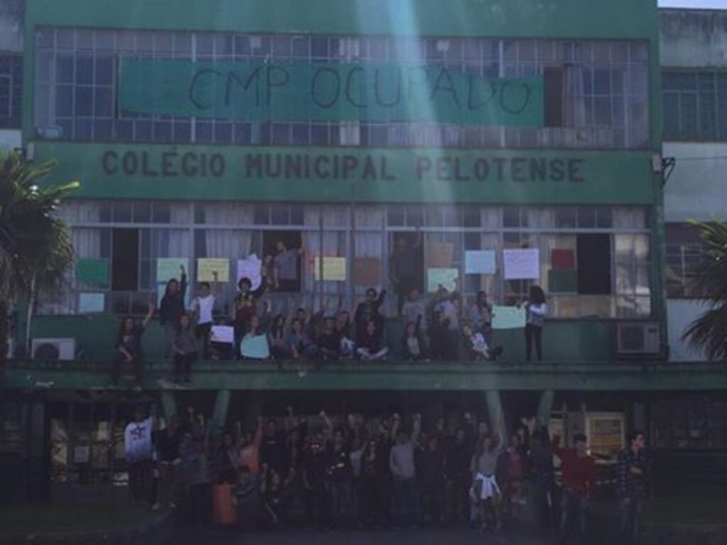 Estudantes ocupam saguão do Colégio Municipal Pelotense