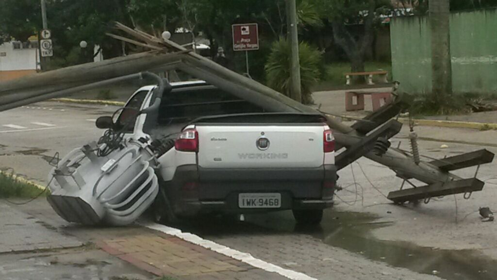 Vento derruba prateleira de loja no centro de Pelotas