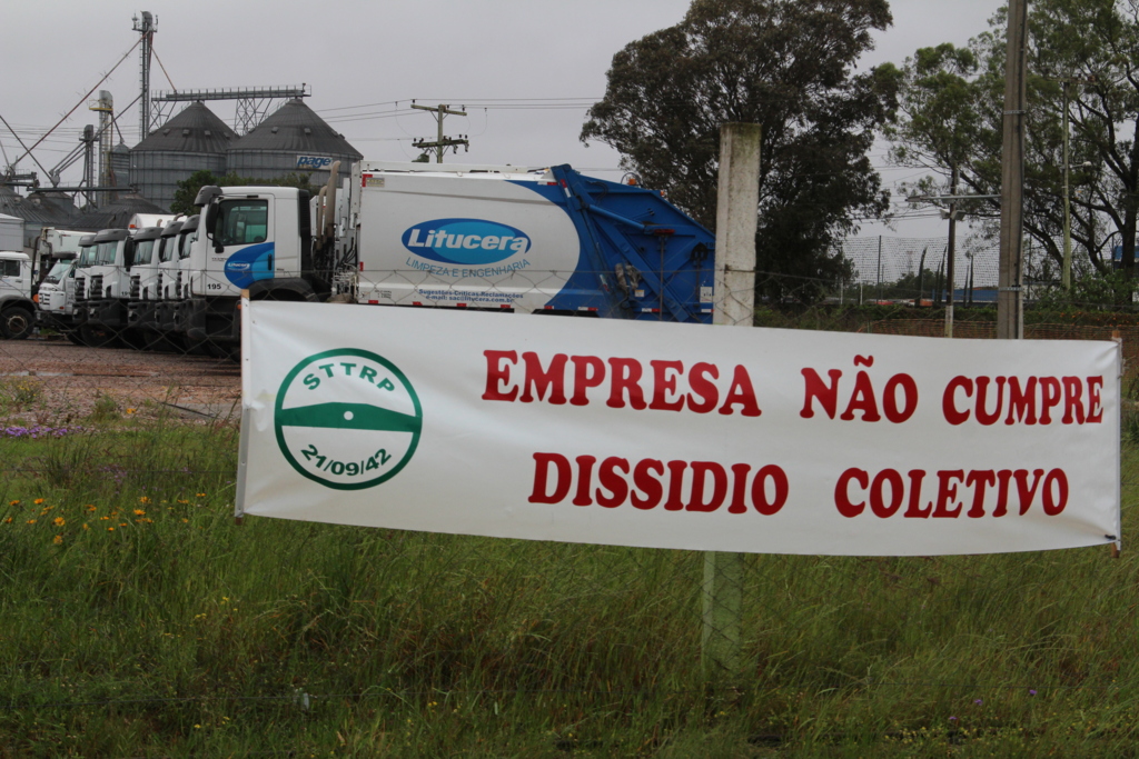 Motoristas da Litucera protestam em frente à empresa