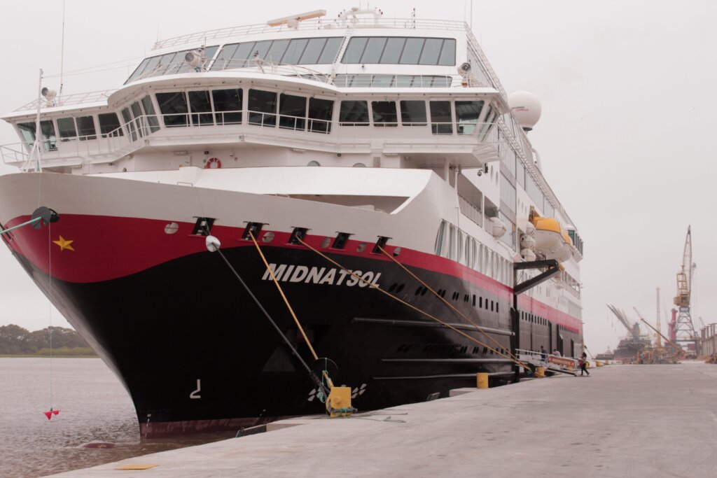 Gigante norueguês atraca no Porto do Rio Grande