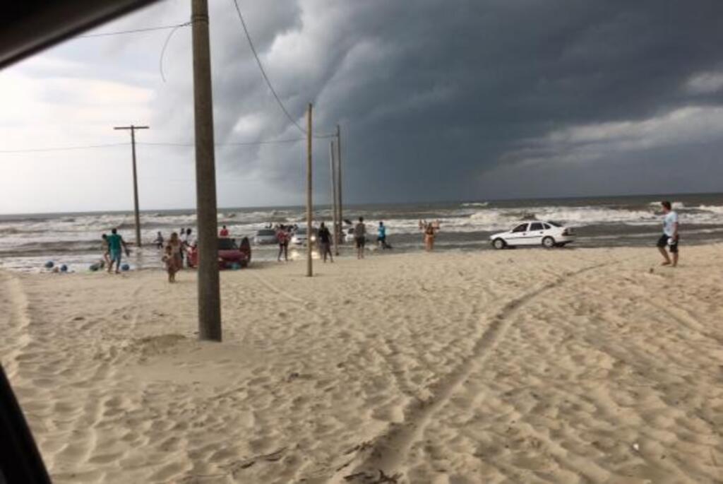 Tsunami meteorológico atinge Santa Catarina e temporal deixa uma criança morta
