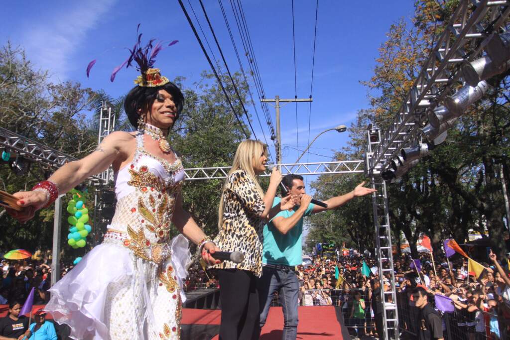 Avenida Bento Gonçalves recebe Parada da Diversidade