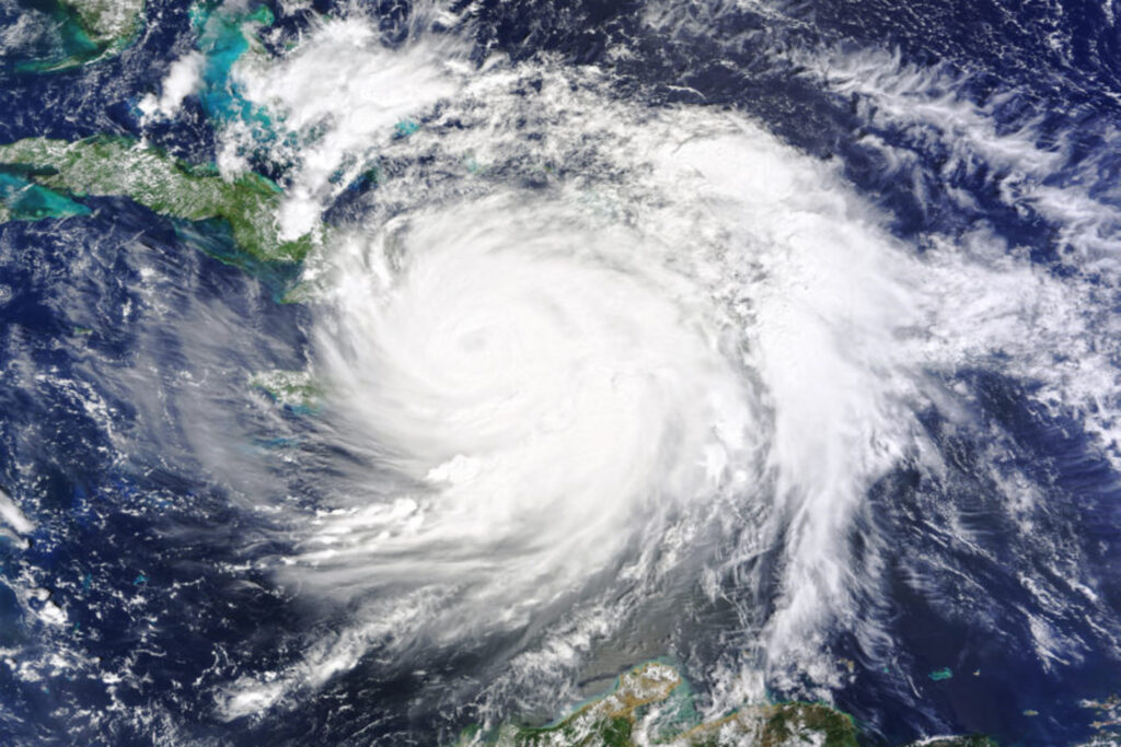 Matthew deve chegar aos Estados Unidos com ventos de até 250 km/h