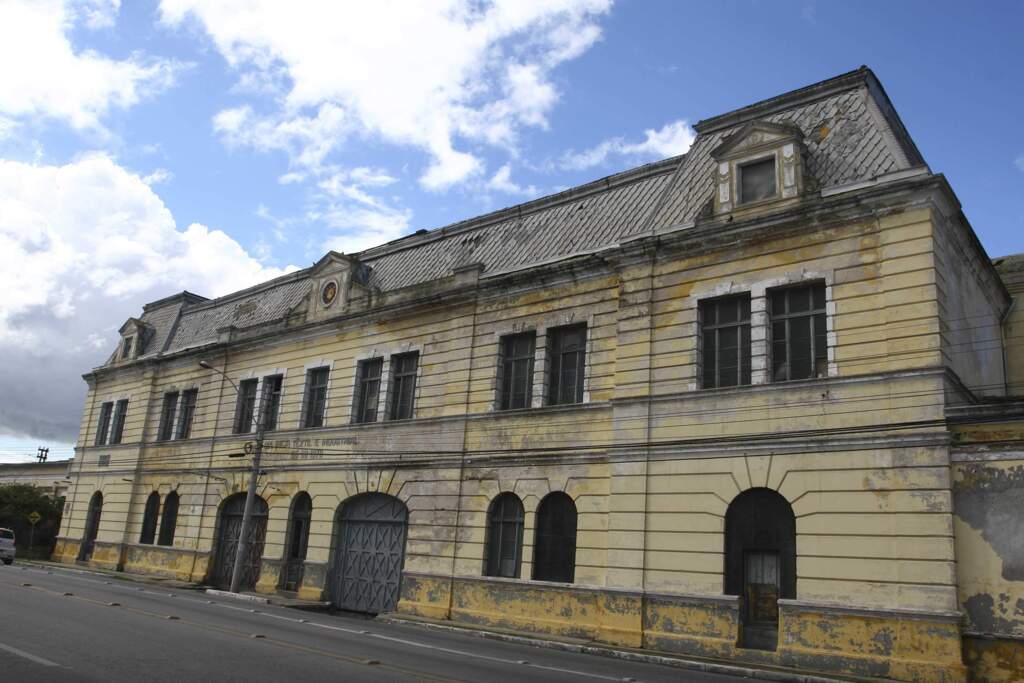 Termo garante restauro da Fábrica Reinghantz, antigo complexo têxtil de Rio Grande