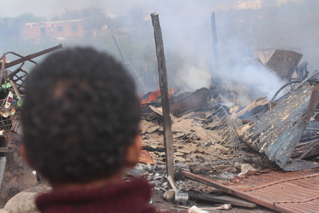 Incêndio destrói depósito de reciclagem de lixo no Areal em Pelotas