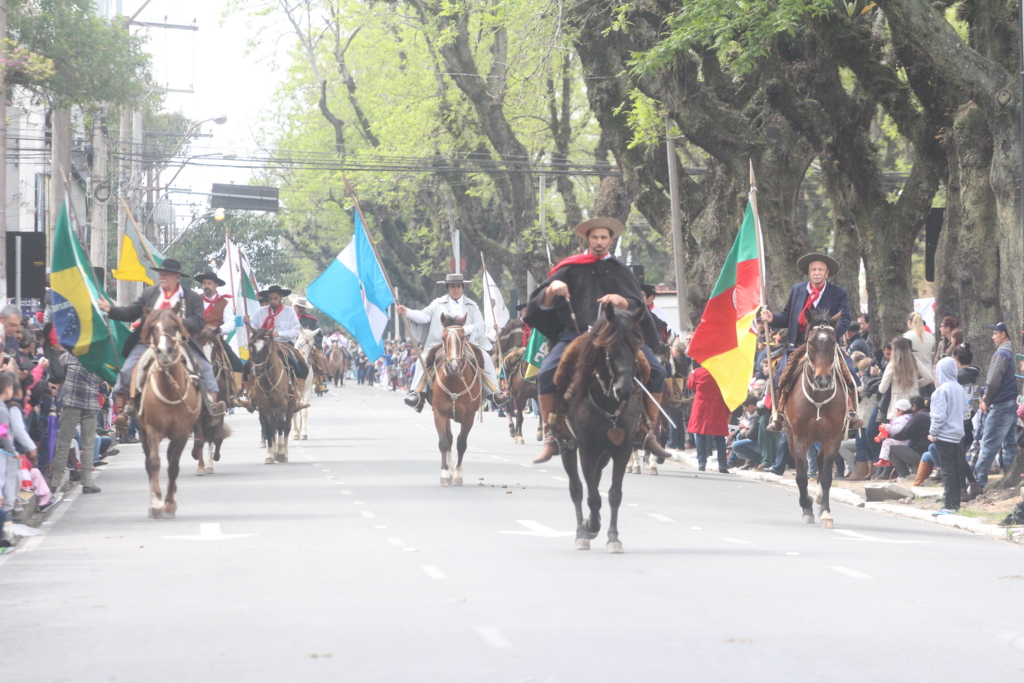 Desfile de cavalarianos na avenida Bento Gonçalves encerra comemorações do 20 de Setembro em Pelotas