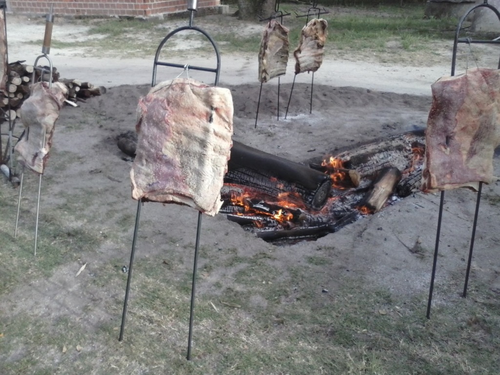 Costelão 12 horas, prato típico da culinária gaúcha, requer simplicidade e paciência no preparo