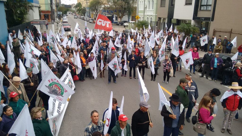 Agricultores fazem manifestação em frente ao INSS