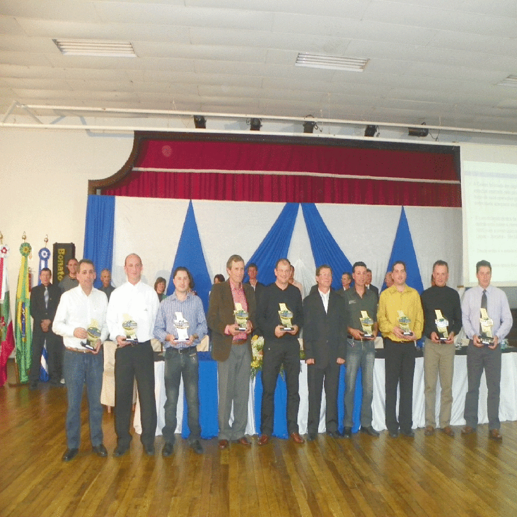 EMPRESÁRIOS E PRODUTORES RURAIS DE CAPINZAL HOMENAGEADOS COM O TROFÉU DESTAQUE ECONÔMICO