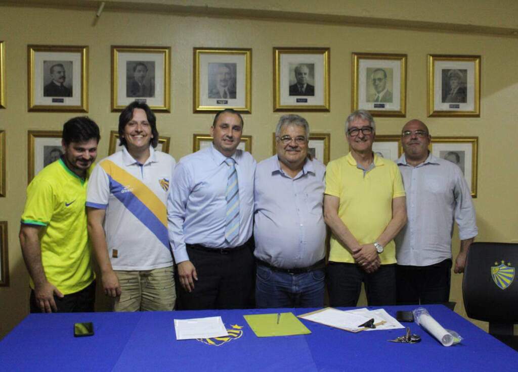 Foto: Lucas Canez - ECP - Direção assume para o biênio 2023/2024; na foto, Brito é o terceiro da esquerda para a direita