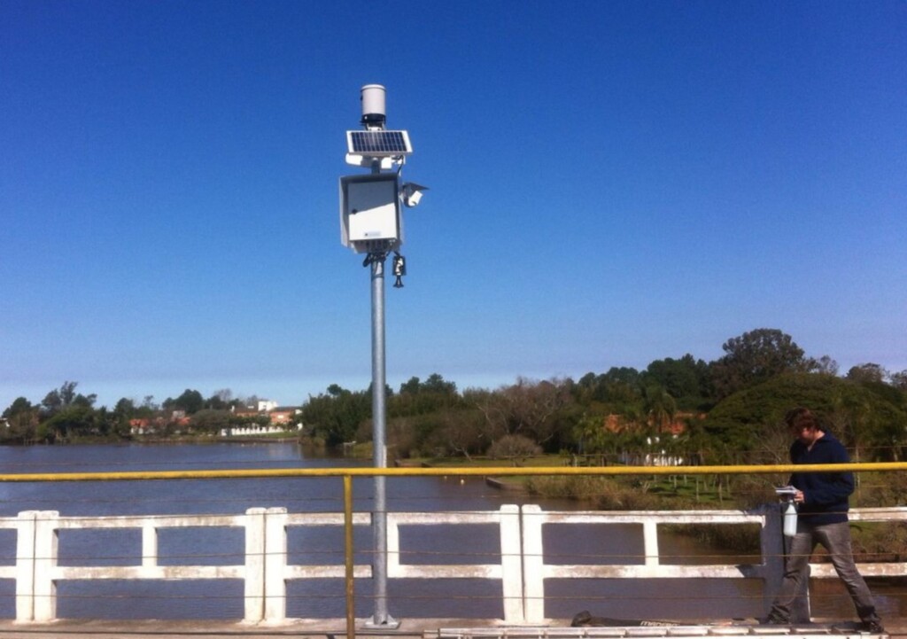 Plataforma instalada na ponte do Laranjal informa o nível das águas