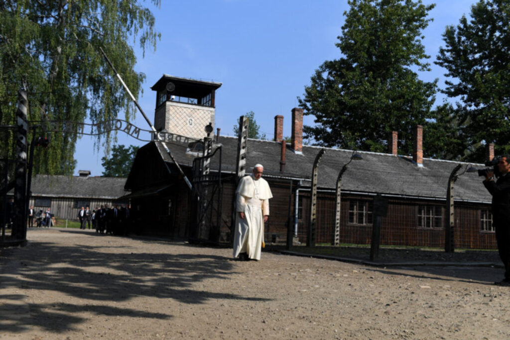 Papa visita o campo de extermínio de Auschwitz e faz oração pedindo perdão