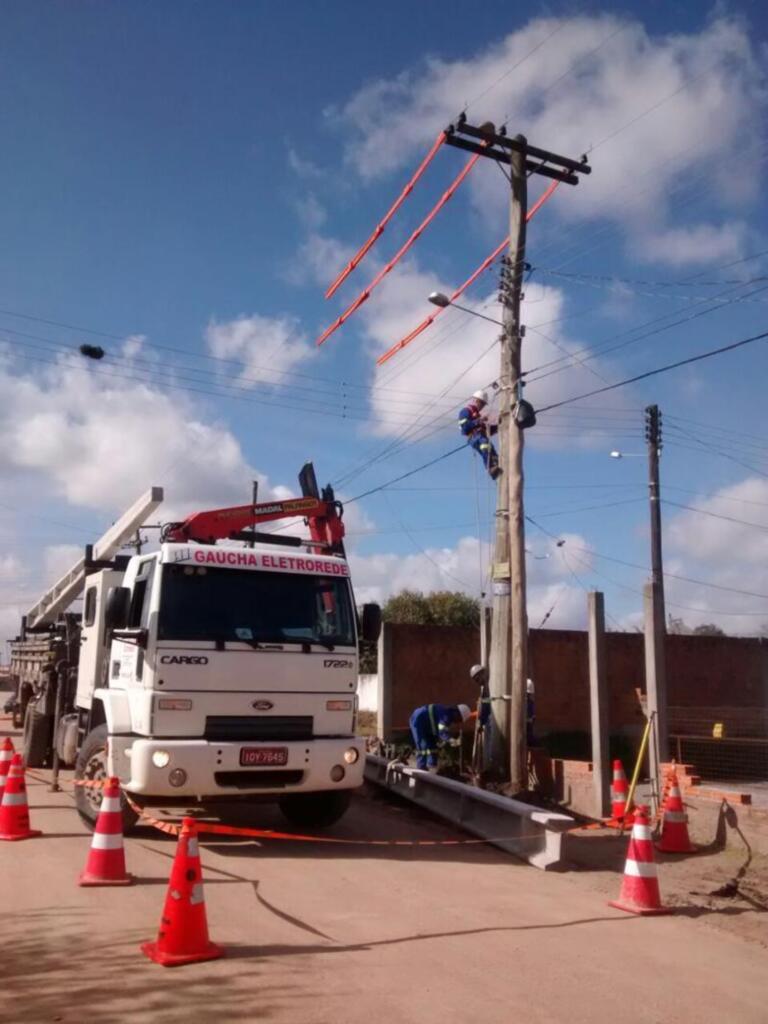 CEEE faz a troca definitiva de poste que ameaçava cair sobre residência no Sítio Floresta