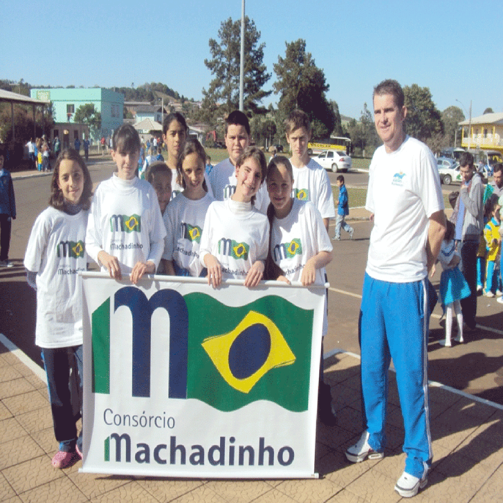 ESTUDANTES DESFILAM NO 7 DE SETEMBRO COM CAMISETAS DO CONSÓRCIO MACHADINHO