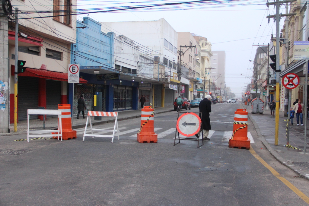 Rua Floriano com 15 de Novembro está interditada para obras na General Osório