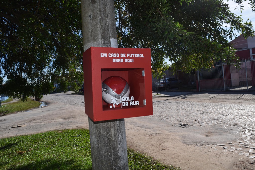 Campanha da Biscoitos Zezé busca resgatar o gosto pelo futebol jogado na calçada