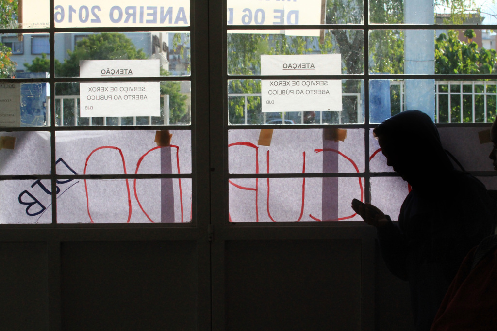 Estudantes fazem caminhada em apoio à greve dos professores estaduais
