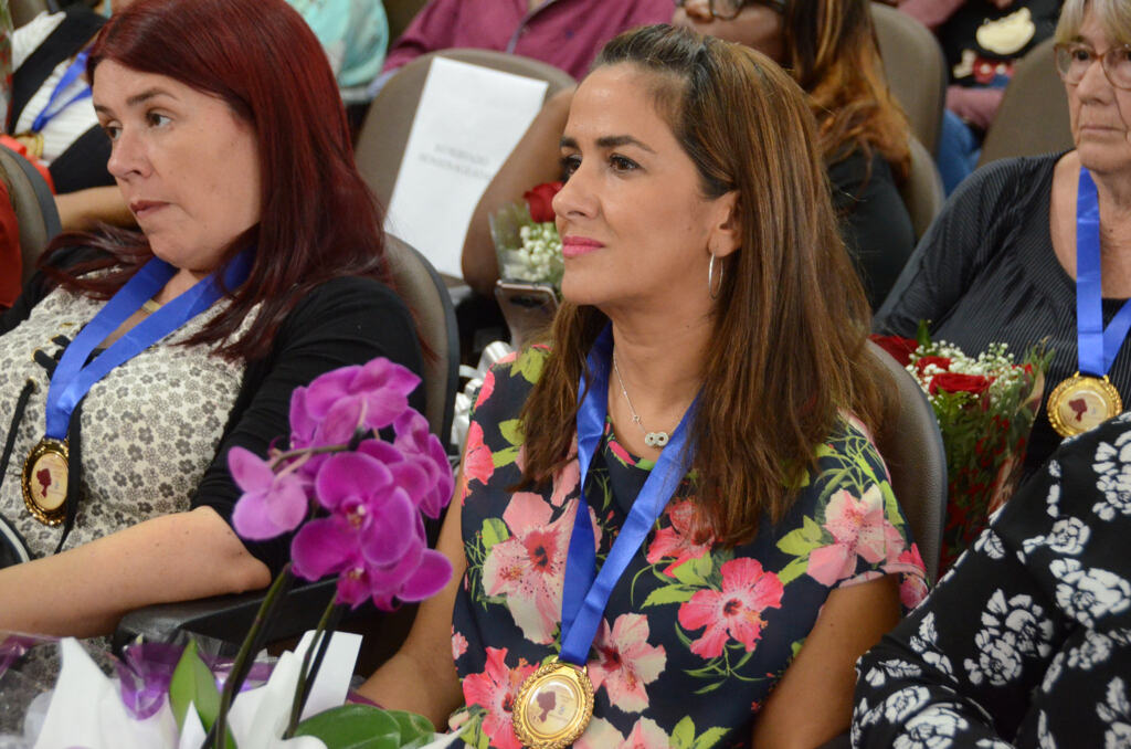  - A sindicalista Tatiane Rodrigues (E) e a delegada Maria Angélica Gentilini receberam a medalha. (Foto: Lenise Slawski - Divulgação - Câmara de Vereadores de Pelotas)