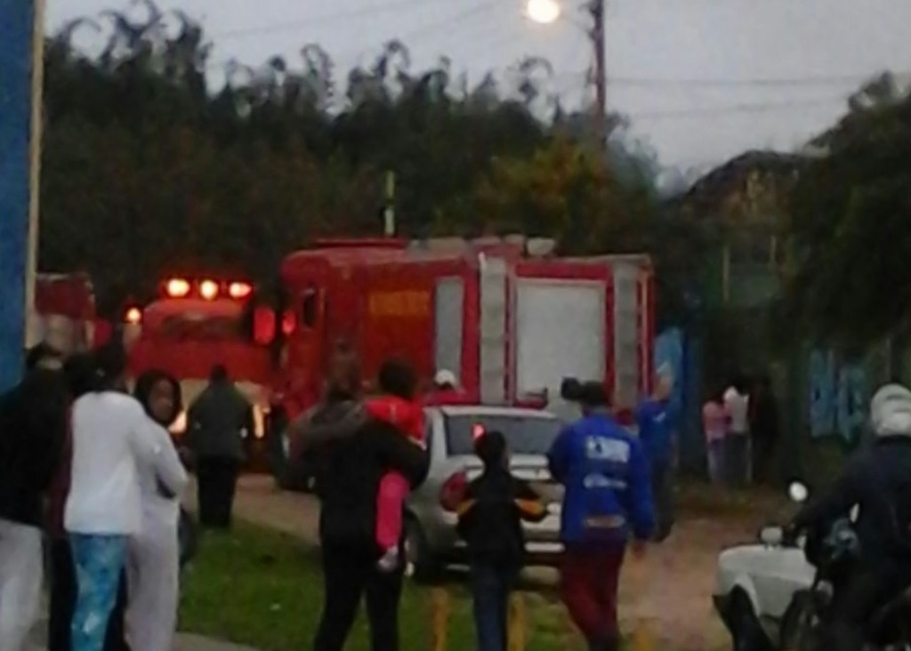 Armazém pega fogo no Areal
