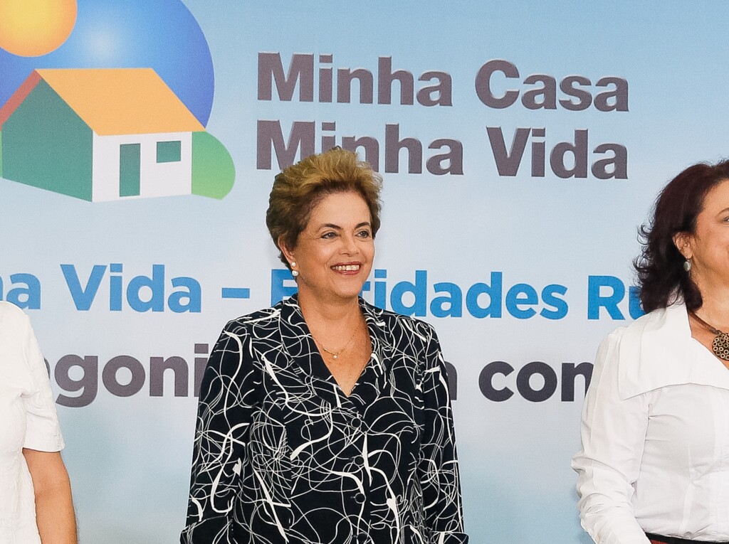 Governo anuncia contratação de 25 mil casas para 100 mil sem-teto e camponeses