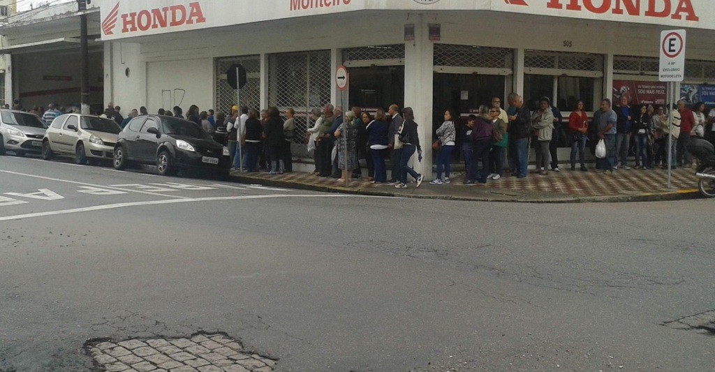 Centro de Especialidades tem fila no primeiro dia de vacinação da gripe