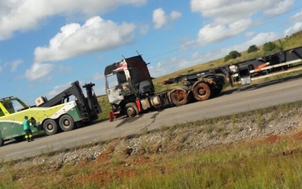 PRF, Ecosul e CEEE trabalham para retirada de caminhão envolvido em acidente na BR-116